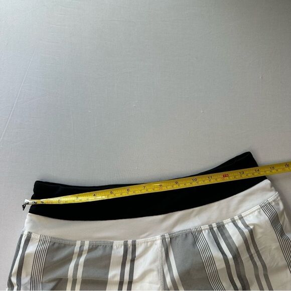 Lululemon Groovy Run Shorts Groovy Stripe Nimbus White Black Grey Size 4 - Picture 9 of 10